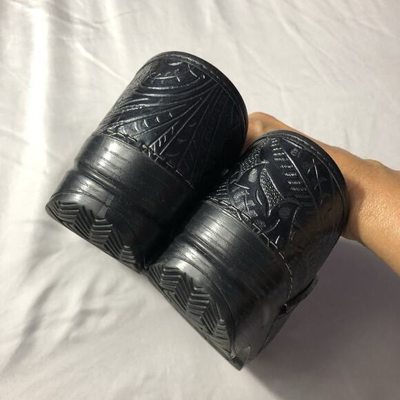 Dansko Clogs Women's Size 38 Floral Tooled Leather Clog Black Scandi Girl - Picture 6 of 9